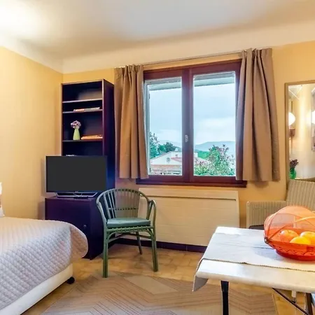 Le La Petite Colline A *