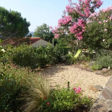 Le La Petite Colline A *